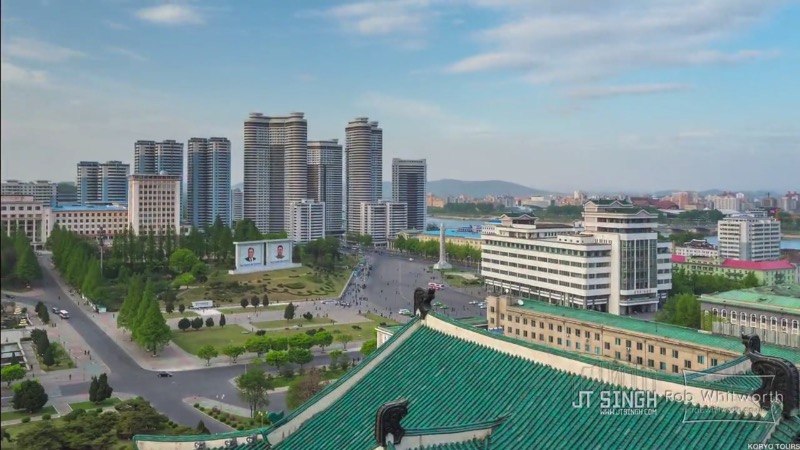 Enter Pyongyang é uma belíssima colaboração visual entre JT Singh e Rob Whitworth onde eles misturam técnicas de fotografia com time lapse e acabam criando um panorama da Coréia do Norte jamais visto antes. No vídeo que vocês vão ver logo abaixo, fotografia em time lapse se mistura com aceleração em video e slow motion além de muita animação digital em HD. O trabalho visual aqui é fenomenal.