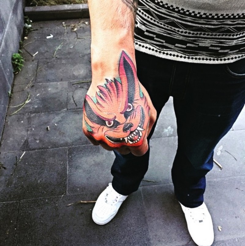 Eva Krbdk é uma tatuadora que trabalha na capital da Turquia, Ankara. É de lá que ela usa algumas técnicas de tatuagem contemporânea para criar belíssimas peças. Mas, o mais interessante do portfolio delas são essas tatuagens que lembram ponto de cruz. 