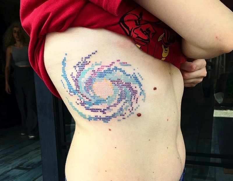 Eva Krbdk é uma tatuadora que trabalha na capital da Turquia, Ankara. É de lá que ela usa algumas técnicas de tatuagem contemporânea para criar belíssimas peças. Mas, o mais interessante do portfolio delas são essas tatuagens que lembram ponto de cruz. 