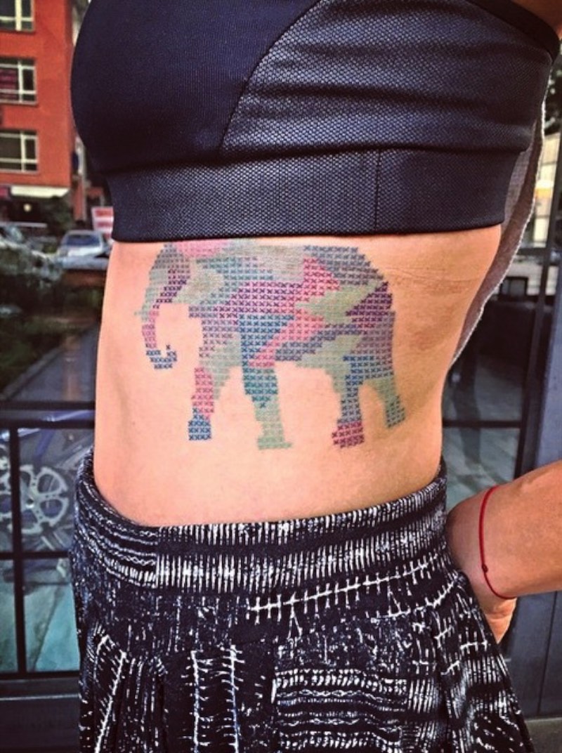 Eva Krbdk é uma tatuadora que trabalha na capital da Turquia, Ankara. É de lá que ela usa algumas técnicas de tatuagem contemporânea para criar belíssimas peças. Mas, o mais interessante do portfolio delas são essas tatuagens que lembram ponto de cruz. 