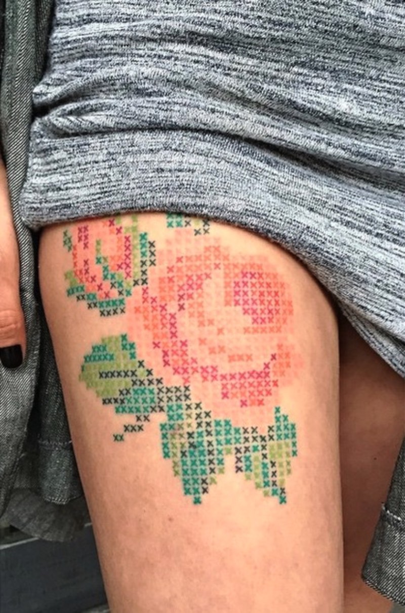 Eva Krbdk é uma tatuadora que trabalha na capital da Turquia, Ankara. É de lá que ela usa algumas técnicas de tatuagem contemporânea para criar belíssimas peças. Mas, o mais interessante do portfolio delas são essas tatuagens que lembram ponto de cruz. 