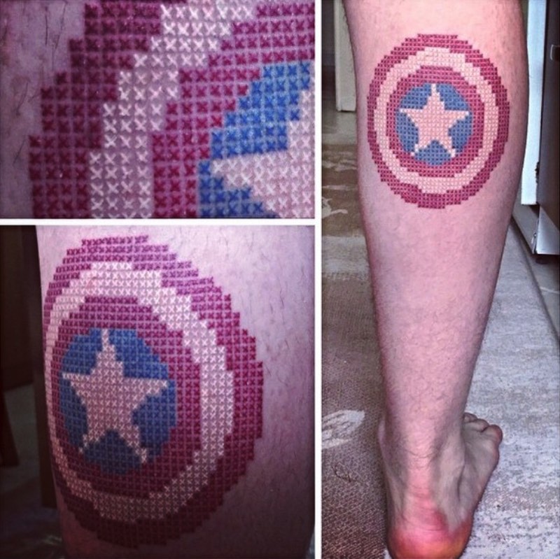 Eva Krbdk é uma tatuadora que trabalha na capital da Turquia, Ankara. É de lá que ela usa algumas técnicas de tatuagem contemporânea para criar belíssimas peças. Mas, o mais interessante do portfolio delas são essas tatuagens que lembram ponto de cruz. 