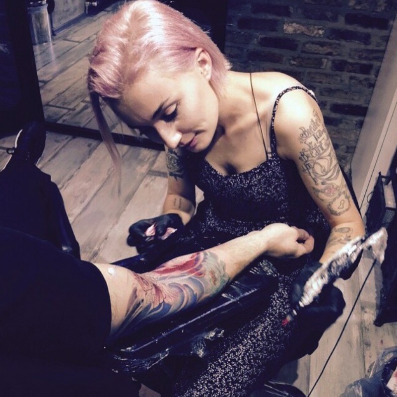 Eva Krbdk é uma tatuadora que trabalha na capital da Turquia, Ankara. É de lá que ela usa algumas técnicas de tatuagem contemporânea para criar belíssimas peças. Mas, o mais interessante do portfolio delas são essas tatuagens que lembram ponto de cruz. 