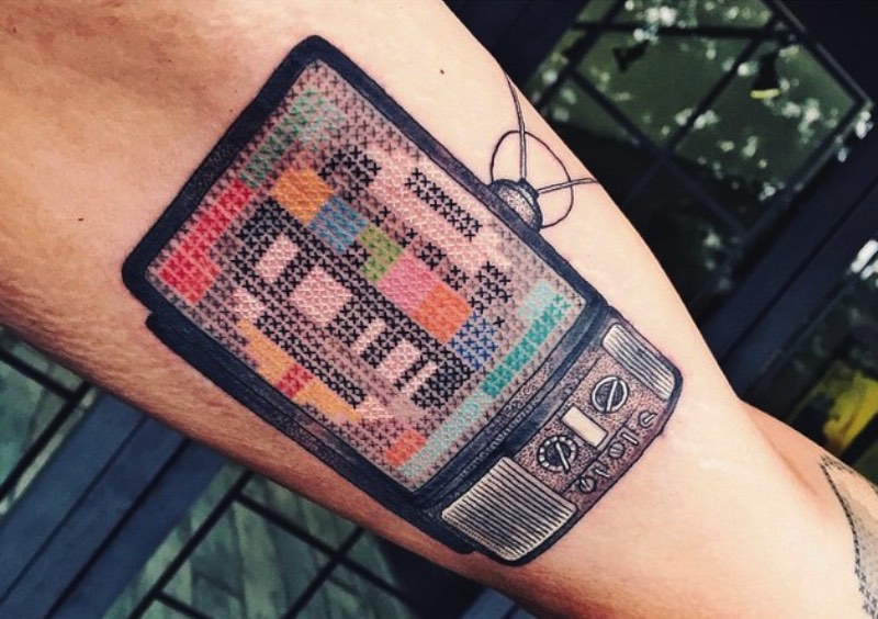 Eva Krbdk é uma tatuadora que trabalha na capital da Turquia, Ankara. É de lá que ela usa algumas técnicas de tatuagem contemporânea para criar belíssimas peças. Mas, o mais interessante do portfolio delas são essas tatuagens que lembram ponto de cruz. 