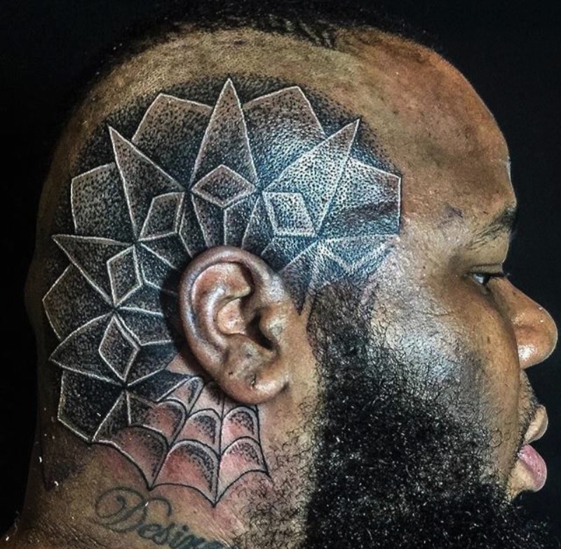 Glenn Cuzen é um tatuador de Reading, na Grã Bretanha, com um trabalho de tatuagem voltando para black work e dotwork geométrico. Ele já trabalha com tatuagem há 14 anos e abriu o Top Gun Studio em 2011, o mais famoso estúdio de tatuagem de Reading.