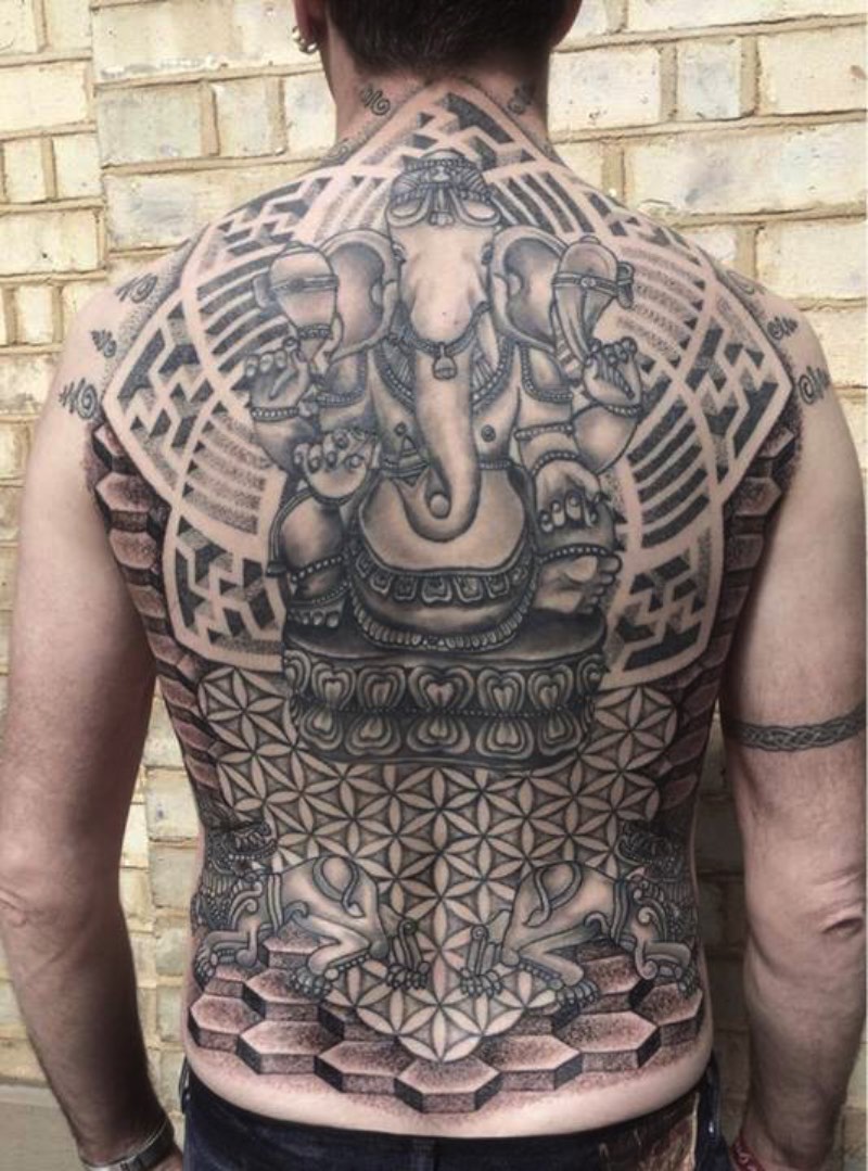 Glenn Cuzen é um tatuador de Reading, na Grã Bretanha, com um trabalho de tatuagem voltando para black work e dotwork geométrico. Ele já trabalha com tatuagem há 14 anos e abriu o Top Gun Studio em 2011, o mais famoso estúdio de tatuagem de Reading.
