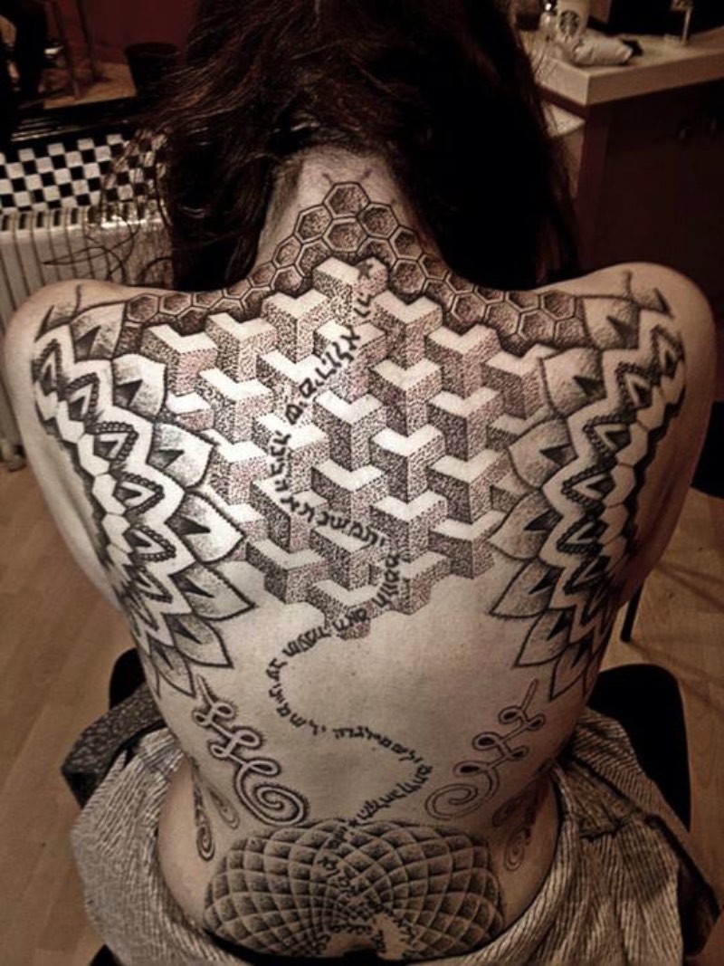 Glenn Cuzen é um tatuador de Reading, na Grã Bretanha, com um trabalho de tatuagem voltando para black work e dotwork geométrico. Ele já trabalha com tatuagem há 14 anos e abriu o Top Gun Studio em 2011, o mais famoso estúdio de tatuagem de Reading.