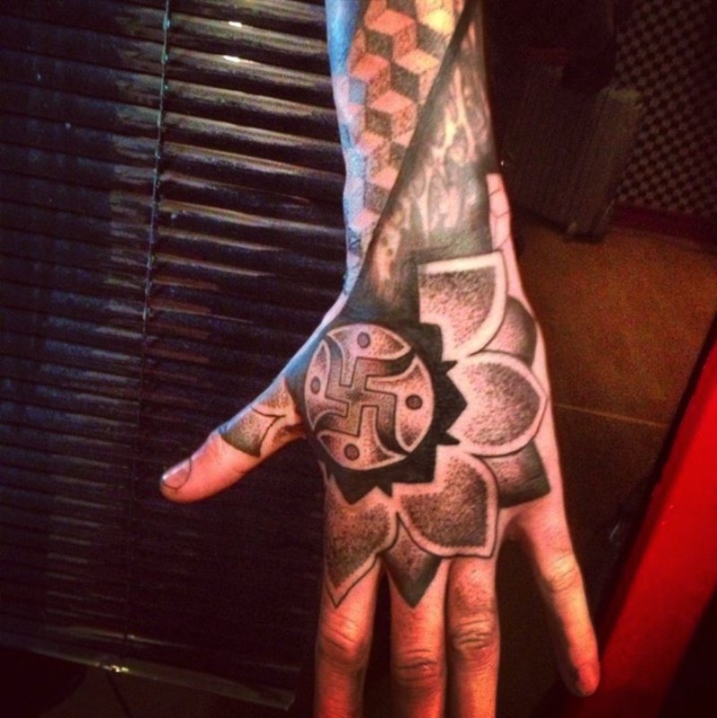 Glenn Cuzen é um tatuador de Reading, na Grã Bretanha, com um trabalho de tatuagem voltando para black work e dotwork geométrico. Ele já trabalha com tatuagem há 14 anos e abriu o Top Gun Studio em 2011, o mais famoso estúdio de tatuagem de Reading.