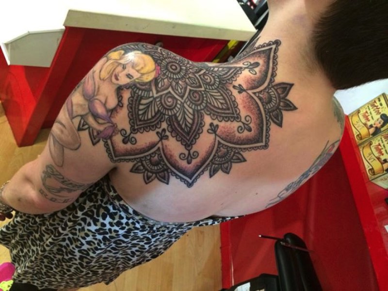 Glenn Cuzen é um tatuador de Reading, na Grã Bretanha, com um trabalho de tatuagem voltando para black work e dotwork geométrico. Ele já trabalha com tatuagem há 14 anos e abriu o Top Gun Studio em 2011, o mais famoso estúdio de tatuagem de Reading.