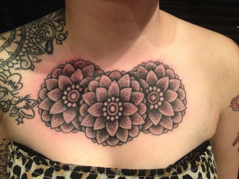 Glenn Cuzen é um tatuador de Reading, na Grã Bretanha, com um trabalho de tatuagem voltando para black work e dotwork geométrico. Ele já trabalha com tatuagem há 14 anos e abriu o Top Gun Studio em 2011, o mais famoso estúdio de tatuagem de Reading.