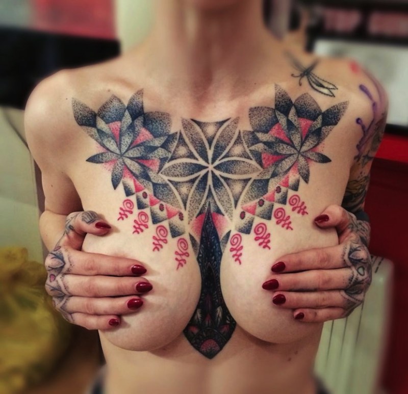 Glenn Cuzen é um tatuador de Reading, na Grã Bretanha, com um trabalho de tatuagem voltando para black work e dotwork geométrico. Ele já trabalha com tatuagem há 14 anos e abriu o Top Gun Studio em 2011, o mais famoso estúdio de tatuagem de Reading.