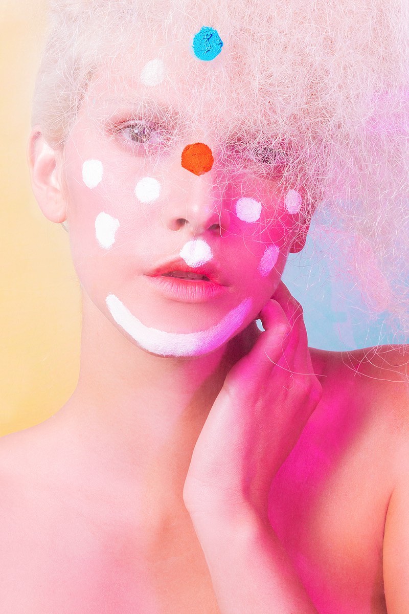 Jvdas Berra é um fotógrafo mexicano que, começou sua carreira escrevendo livros de ficção científica. Mas ele deixou a literatura de lado e ficou seu trabalho na moda e na publicidade.   E é isso que você vai ver nas coloridas fotografias que ele fez para a Nylon nessa série We Exist.