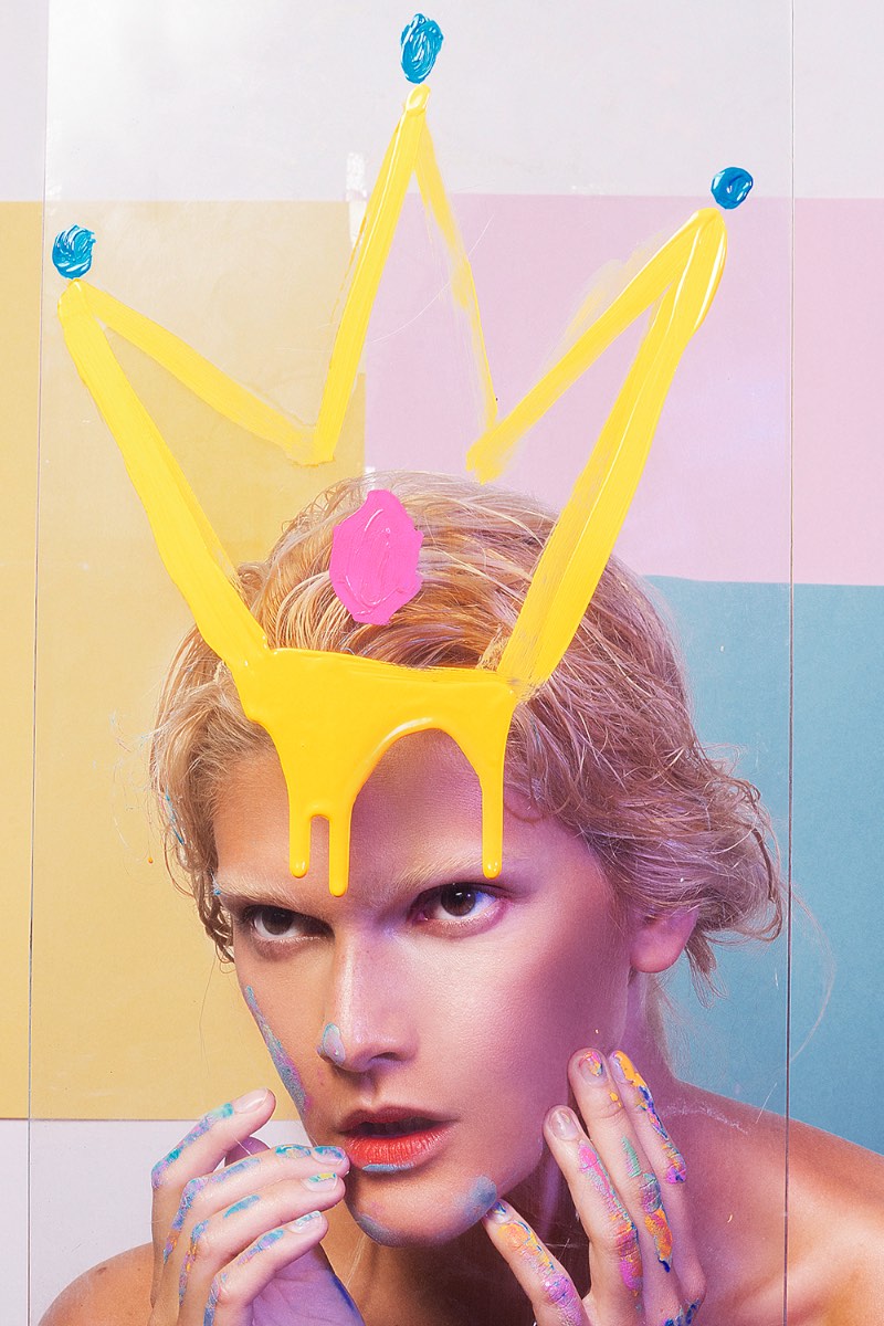 Jvdas Berra é um fotógrafo mexicano que, começou sua carreira escrevendo livros de ficção científica. Mas ele deixou a literatura de lado e ficou seu trabalho na moda e na publicidade.   E é isso que você vai ver nas coloridas fotografias que ele fez para a Nylon nessa série We Exist.