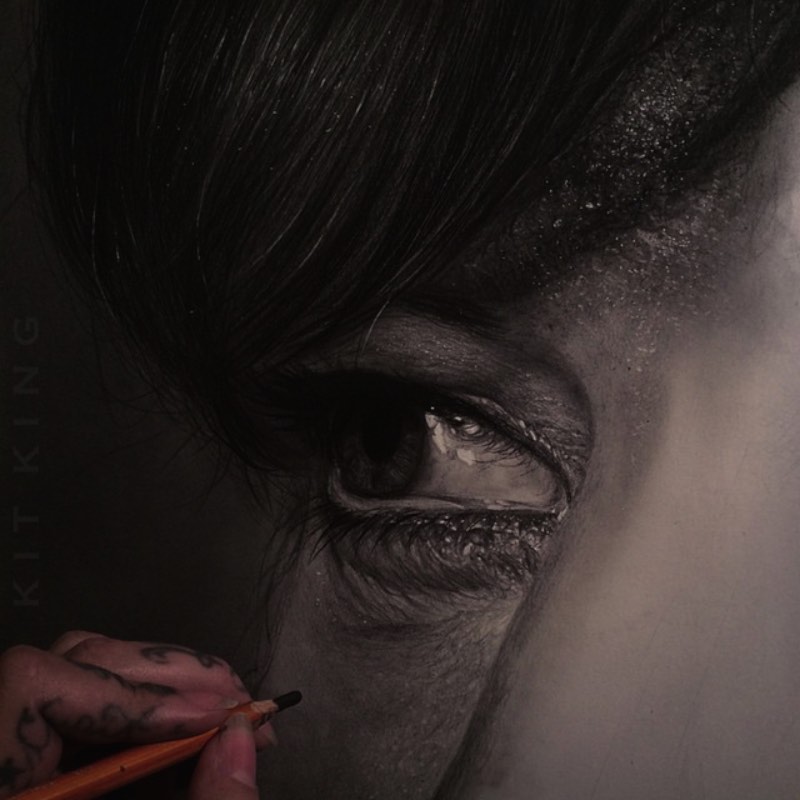 Quando se trata de pinturas hiper realistas, Kit King é um ótimo exemplo do que pode ser feito. Sua ideia é capturar momentos efêmeros que mudam um pouco nossas emoções. Mas sob a lente de uma realidade extremamente aumentada. 