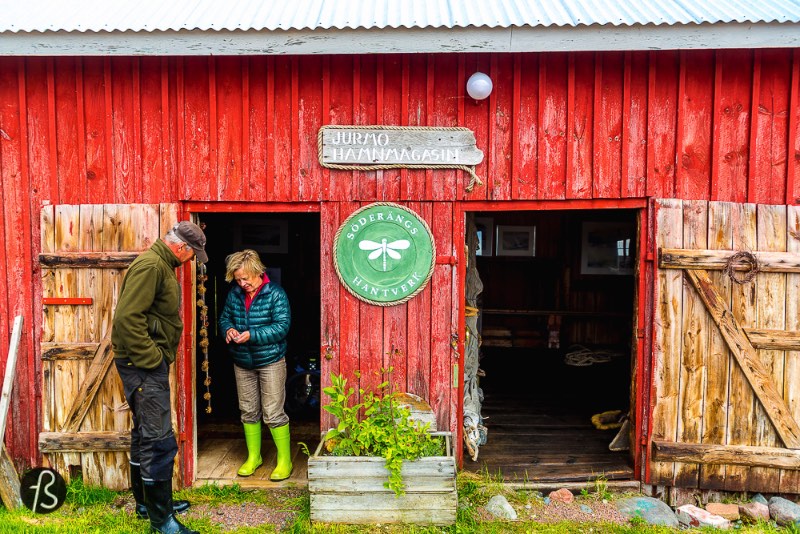 Jurmo é uma ilha remota no arquipélago de Åland, no sul da Finlândia. A Marcela Faé esteve na ilha em junho e fotografou um pouco da beleza natural e das pessoas que vivem nessa ilha perdida entre a Suécia e a Finlândia.