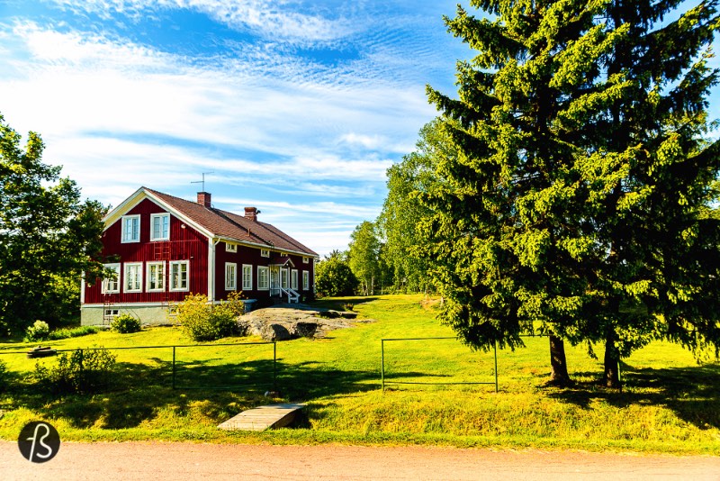 Jurmo é uma ilha remota no arquipélago de Åland, no sul da Finlândia. A Marcela Faé esteve na ilha em junho e fotografou um pouco da beleza natural e das pessoas que vivem nessa ilha perdida entre a Suécia e a Finlândia.