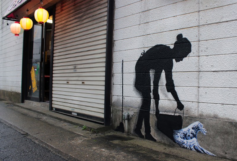 Durante uma recente viagem ai Japão, o artista de rua conhecido como Pejac, resolveu colocar seus trabalhos pelas ruas japonesas. E, como o artista espanhol é um grande fã do estilo visual e da arte japonesa, ele resolveu usar alguns desses elementos no que ele deixou pelo Japão.