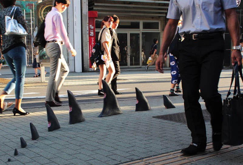 Durante uma recente viagem ai Japão, o artista de rua conhecido como Pejac, resolveu colocar seus trabalhos pelas ruas japonesas. E, como o artista espanhol é um grande fã do estilo visual e da arte japonesa, ele resolveu usar alguns desses elementos no que ele deixou pelo Japão.