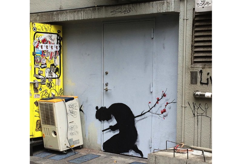 Durante uma recente viagem ai Japão, o artista de rua conhecido como Pejac, resolveu colocar seus trabalhos pelas ruas japonesas. E, como o artista espanhol é um grande fã do estilo visual e da arte japonesa, ele resolveu usar alguns desses elementos no que ele deixou pelo Japão.