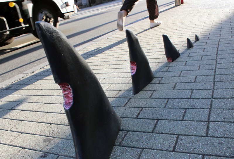 Durante uma recente viagem ai Japão, o artista de rua conhecido como Pejac, resolveu colocar seus trabalhos pelas ruas japonesas. E, como o artista espanhol é um grande fã do estilo visual e da arte japonesa, ele resolveu usar alguns desses elementos no que ele deixou pelo Japão.