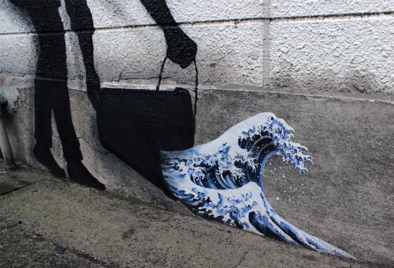 Durante uma recente viagem ai Japão, o artista de rua conhecido como Pejac, resolveu colocar seus trabalhos pelas ruas japonesas. E, como o artista espanhol é um grande fã do estilo visual e da arte japonesa, ele resolveu usar alguns desses elementos no que ele deixou pelo Japão.