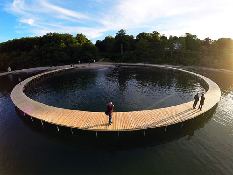 Durante o festival anual conhecido como Sculpture by The Sea, lá na Dinamarca, o escritório de arquitetura Gjøde & Povlsgaard Arkitekter criou uma ponte infinita na costa do país. A estrutura circular liga a areia da praia com o mar, voltando direto para a praia sem chegar em lugar algum.