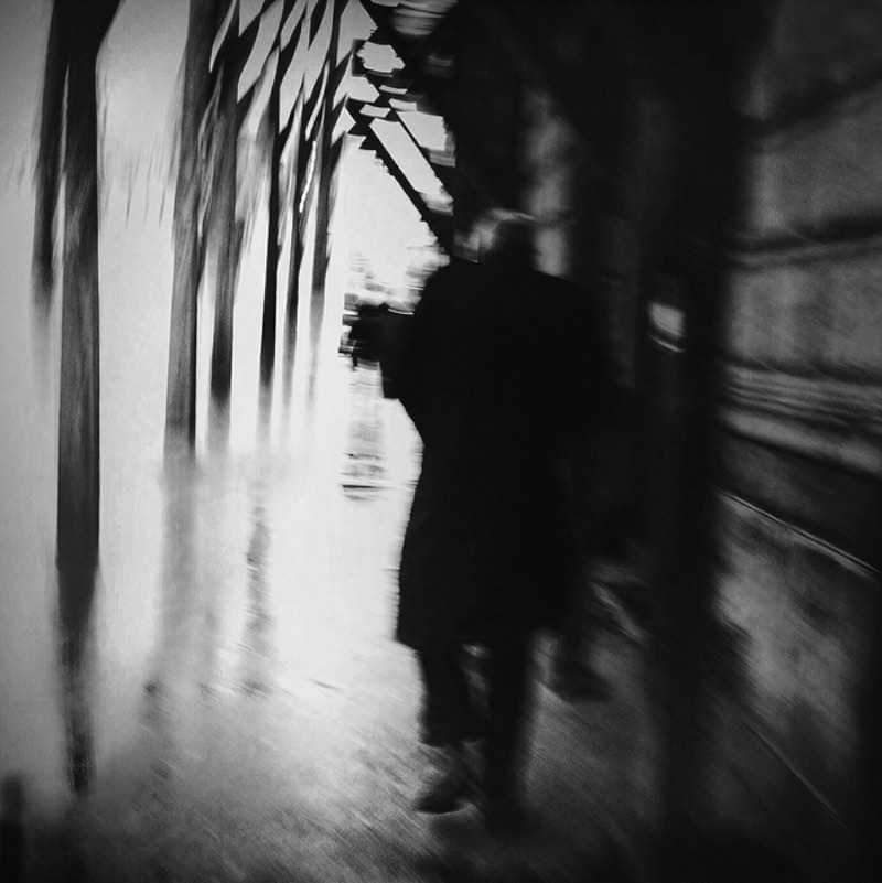 As fotos de Tamas Andok são frias, em preto e branco e mostram as ruas de Budapeste de um jeito quase que misterioso. Perdidas e quase distorcidas, as fotografias aqui reproduzem um pouco aquela sensação de pegar um ônibus em uma cidade nova e não saber nada sobre o caminho.
