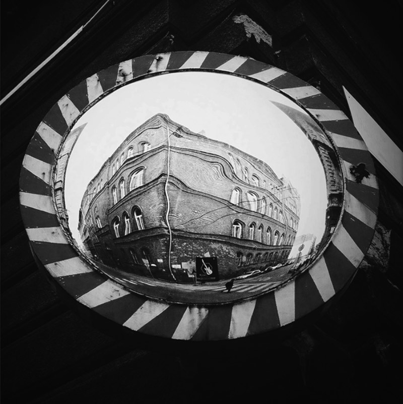 As fotos de Tamas Andok são frias, em preto e branco e mostram as ruas de Budapeste de um jeito quase que misterioso. Perdidas e quase distorcidas, as fotografias aqui reproduzem um pouco aquela sensação de pegar um ônibus em uma cidade nova e não saber nada sobre o caminho.