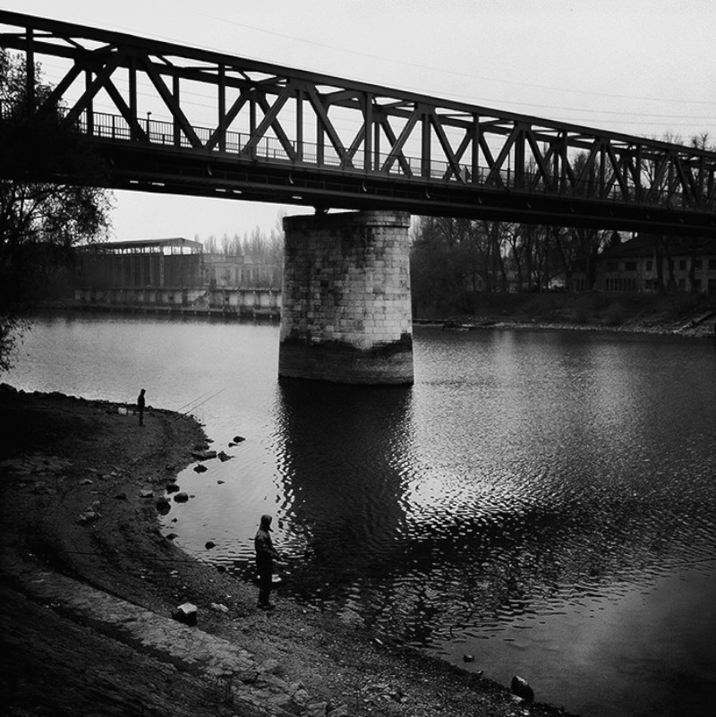 As fotos de Tamas Andok são frias, em preto e branco e mostram as ruas de Budapeste de um jeito quase que misterioso. Perdidas e quase distorcidas, as fotografias aqui reproduzem um pouco aquela sensação de pegar um ônibus em uma cidade nova e não saber nada sobre o caminho.