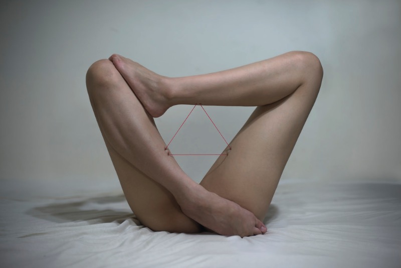 Yung Cheng Lin é uma artista de Taiwan que visualiza os problemas das mulheres de hoje, os problemas da sociedade e a modificação corporal através da fotografia. A artista interpreta seus temas usando ferramentas básicas e o corpo humano como lugar para enviar uma mensagem.