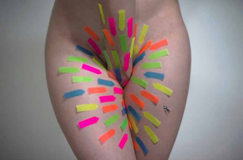 Yung Cheng Lin é uma artista de Taiwan que visualiza os problemas das mulheres de hoje, os problemas da sociedade e a modificação corporal através da fotografia. A artista interpreta seus temas usando ferramentas básicas e o corpo humano como lugar para enviar uma mensagem.