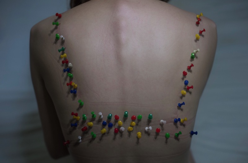 Yung Cheng Lin é uma artista de Taiwan que visualiza os problemas das mulheres de hoje, os problemas da sociedade e a modificação corporal através da fotografia. A artista interpreta seus temas usando ferramentas básicas e o corpo humano como lugar para enviar uma mensagem.