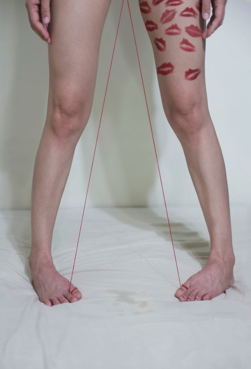 Yung Cheng Lin é uma artista de Taiwan que visualiza os problemas das mulheres de hoje, os problemas da sociedade e a modificação corporal através da fotografia. A artista interpreta seus temas usando ferramentas básicas e o corpo humano como lugar para enviar uma mensagem.