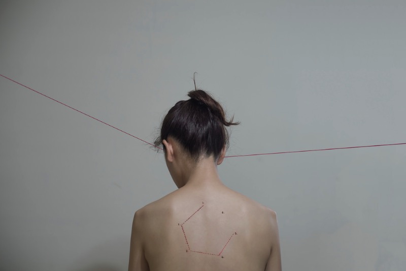 Yung Cheng Lin é uma artista de Taiwan que visualiza os problemas das mulheres de hoje, os problemas da sociedade e a modificação corporal através da fotografia. A artista interpreta seus temas usando ferramentas básicas e o corpo humano como lugar para enviar uma mensagem.