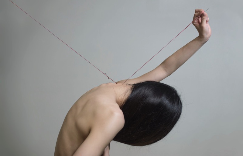Yung Cheng Lin é uma artista de Taiwan que visualiza os problemas das mulheres de hoje, os problemas da sociedade e a modificação corporal através da fotografia. A artista interpreta seus temas usando ferramentas básicas e o corpo humano como lugar para enviar uma mensagem.