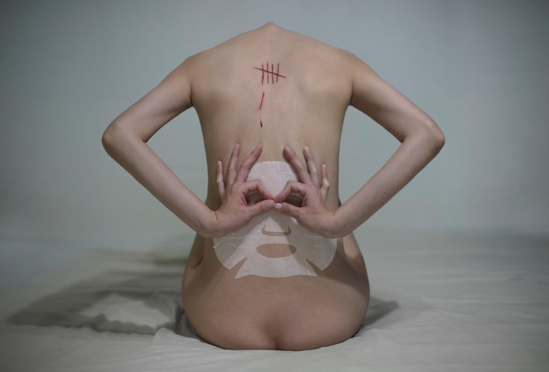 Yung Cheng Lin é uma artista de Taiwan que visualiza os problemas das mulheres de hoje, os problemas da sociedade e a modificação corporal através da fotografia. A artista interpreta seus temas usando ferramentas básicas e o corpo humano como lugar para enviar uma mensagem.