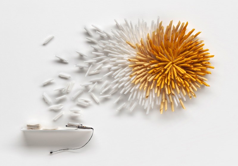 Cybe?le Young é uma artista canadense que trabalha criando objetos do dia a dia feitos de papel. Esses objetos vão de guitarras, guarda chuvas e até retroprojetores. Tudo isso é feito usando um finíssimo papel japonês e muita imaginação.