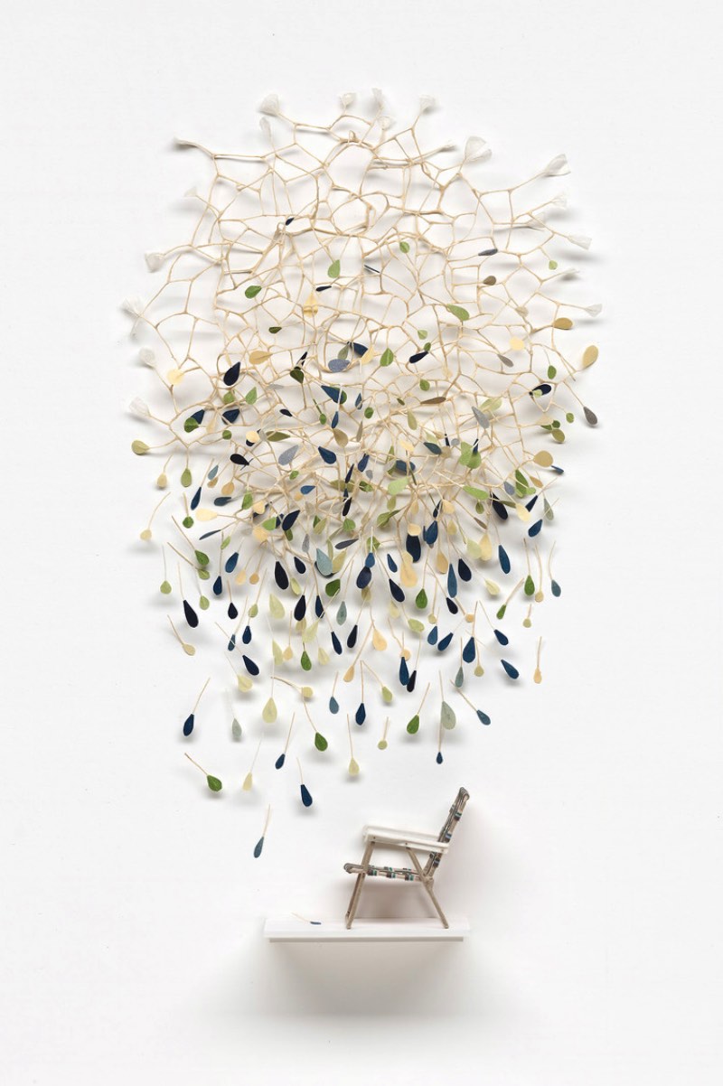 Cybe?le Young é uma artista canadense que trabalha criando objetos do dia a dia feitos de papel. Esses objetos vão de guitarras, guarda chuvas e até retroprojetores. Tudo isso é feito usando um finíssimo papel japonês e muita imaginação.