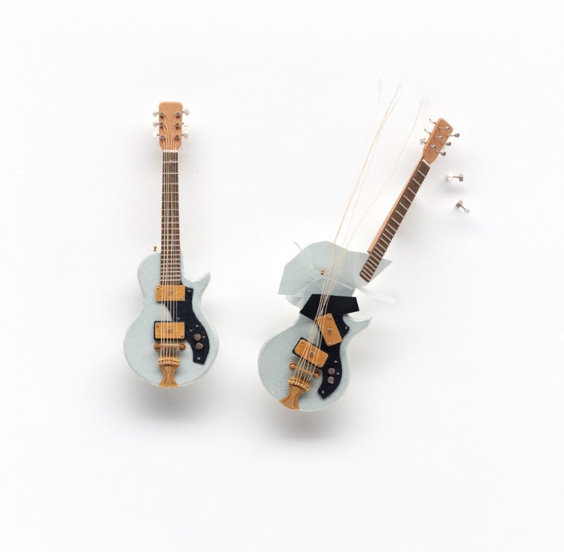 Cybe?le Young é uma artista canadense que trabalha criando objetos do dia a dia feitos de papel. Esses objetos vão de guitarras, guarda chuvas e até retroprojetores. Tudo isso é feito usando um finíssimo papel japonês e muita imaginação.