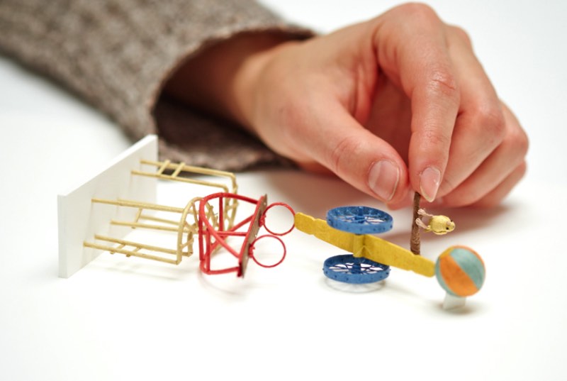 Cybe?le Young é uma artista canadense que trabalha criando objetos do dia a dia feitos de papel. Esses objetos vão de guitarras, guarda chuvas e até retroprojetores. Tudo isso é feito usando um finíssimo papel japonês e muita imaginação.