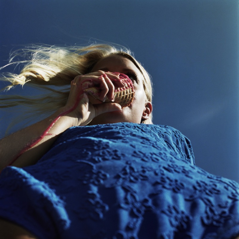 Annelie Vandendael é uma fotógrafa belga que parece odiar a forma com a qual a fotografia de moda de hoje em dia trata as modelos e as transforma em manequins sem vida. Foi isso que me atraiu no seu trabalho de fotografia. A forma com a qual ele usa da sua câmera para mostrar algo e, até mesmo, contar uma história. 