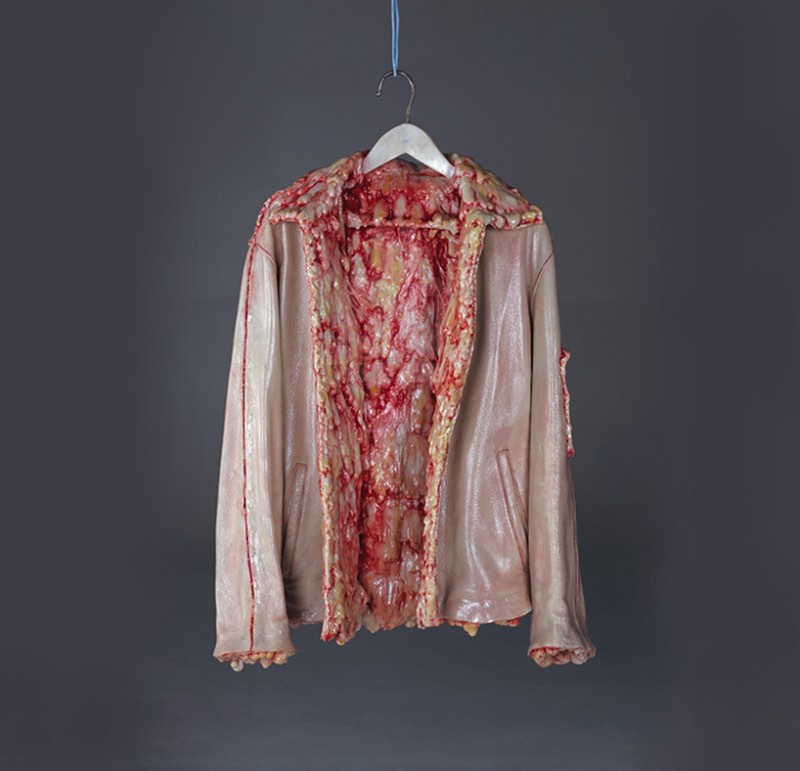 Cao Hui tem um trabalho artístico que pode ser difícil de digerir para muita gente. Esse artista chinês usa de objetos do dia a dia feitos de um material realista que simula carne. O nome dessa série pode ser traduzida como Temperatura Visual e pode ser descrita como grotesca.  As obras nessa série foram feitas com uma precisão que deixa tudo ainda mais estranho. Além do fato de que o material usado aqui, uma mistura de resinas e fibras, muda um pouco a textura que reconhecemos. Tudo isso para mostrar o ponto de vista de Cao Hui que acredita que a superfície é tão importante quanto o interior. Ou foi isso que eu li no site original das fotos.