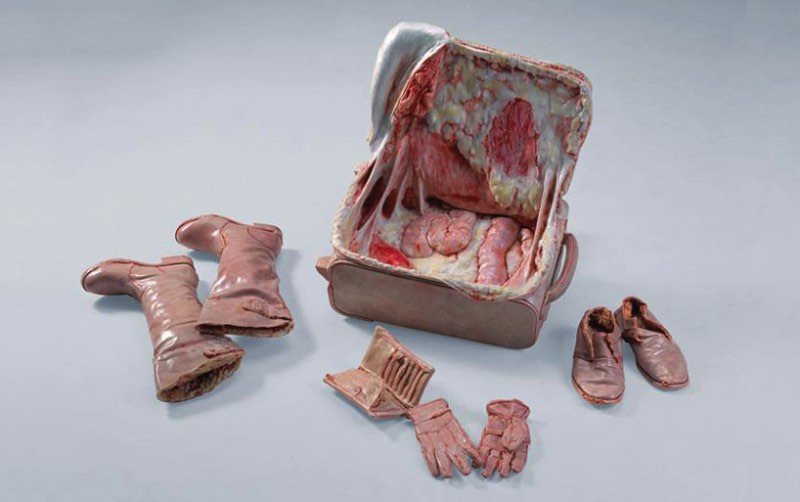 Cao Hui tem um trabalho artístico que pode ser difícil de digerir para muita gente. Esse artista chinês usa de objetos do dia a dia feitos de um material realista que simula carne. O nome dessa série pode ser traduzida como Temperatura Visual e pode ser descrita como grotesca.  As obras nessa série foram feitas com uma precisão que deixa tudo ainda mais estranho. Além do fato de que o material usado aqui, uma mistura de resinas e fibras, muda um pouco a textura que reconhecemos. Tudo isso para mostrar o ponto de vista de Cao Hui que acredita que a superfície é tão importante quanto o interior. Ou foi isso que eu li no site original das fotos.