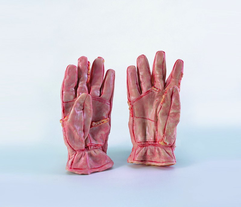 Cao Hui tem um trabalho artístico que pode ser difícil de digerir para muita gente. Esse artista chinês usa de objetos do dia a dia feitos de um material realista que simula carne. O nome dessa série pode ser traduzida como Temperatura Visual e pode ser descrita como grotesca.  As obras nessa série foram feitas com uma precisão que deixa tudo ainda mais estranho. Além do fato de que o material usado aqui, uma mistura de resinas e fibras, muda um pouco a textura que reconhecemos. Tudo isso para mostrar o ponto de vista de Cao Hui que acredita que a superfície é tão importante quanto o interior. Ou foi isso que eu li no site original das fotos.