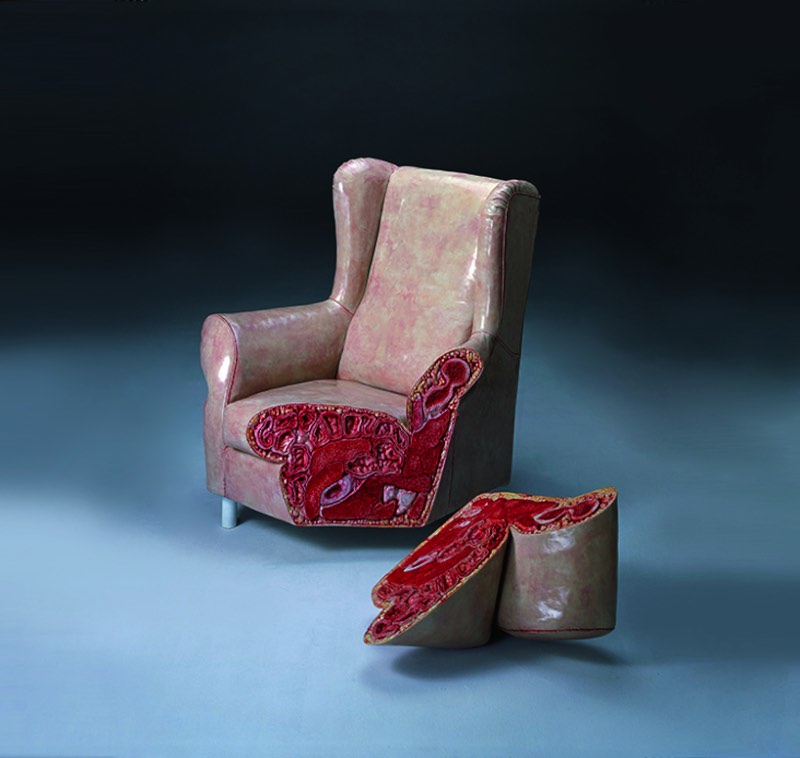 Cao Hui tem um trabalho artístico que pode ser difícil de digerir para muita gente. Esse artista chinês usa de objetos do dia a dia feitos de um material realista que simula carne. O nome dessa série pode ser traduzida como Temperatura Visual e pode ser descrita como grotesca.  As obras nessa série foram feitas com uma precisão que deixa tudo ainda mais estranho. Além do fato de que o material usado aqui, uma mistura de resinas e fibras, muda um pouco a textura que reconhecemos. Tudo isso para mostrar o ponto de vista de Cao Hui que acredita que a superfície é tão importante quanto o interior. Ou foi isso que eu li no site original das fotos.