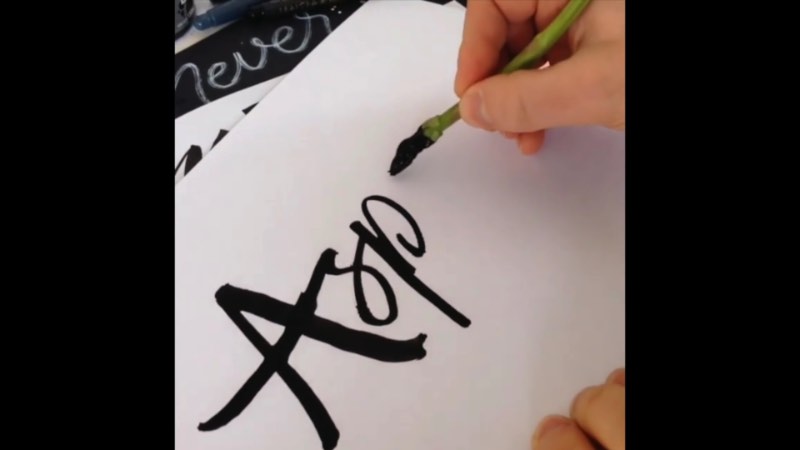 Ian Barnard é o designer responsável por essa experimentação caligráfica que você vai ver no vídeo abaixo. Não sei de onde veio a idéia de trabalhar essa caligrafia com vegetais mas foi isso que ele fez aqui e ficou bem interessante.