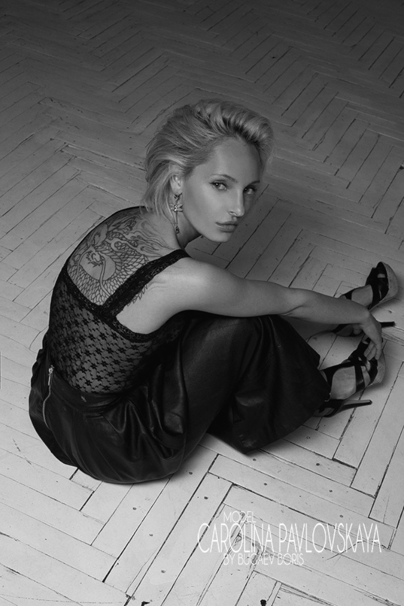 Boris Bugaev trabalha com fotografia naquela linha sutil entre a fotografia erótica e a pornografia. E, como sempre, fico sempre pensando o quão fácil que deve ser transformar fotos em obras de arte quando suas modelos são tão belas quanto Carolina Pavlovskaya.