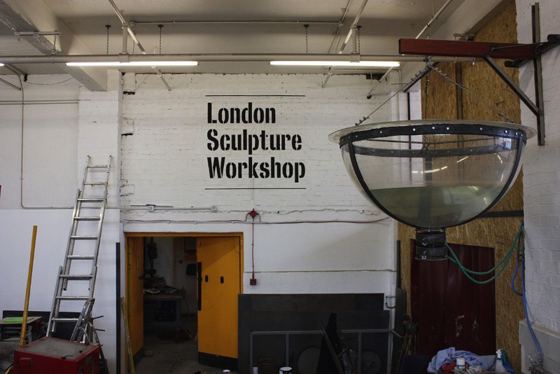 Corin Kennington estudou design gráfico e media design na London College of Communication e se especializou em tipografia e lettering feito a mão. Ele foi uma das descobertas da Creative Review durante a semana de shows de graduação em Londres e eu adorei o portfólio dele.
