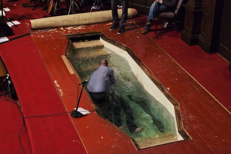 Acabei de descobrir o portfólio de fotografia de Craig Gibson e posso dizer que já sou fã do que ele anda fazendo. Principalmente, gosto muito da forma com a qual ele trabalha retratando temas controversos como o batismo de adultos na comunidade da Igreja Batista.