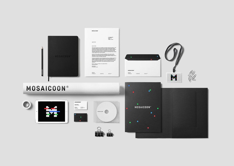 Mosaiccon é uma empresa que gerencia todo o processo de criação de conteúdo em vídeo para a internet. Eles lidam com tudo mesmo, desde o conceito e produção inicial até a distribuição e análise de performance. Foi ai que entrou o papel do ícone que você vai ver nas imagens abaixo. O M de Mosaiccon foi misturado com as cores RGB (vermelho, verde e azul) e foi criado uma conexão direta com o mundo do entretenimento.